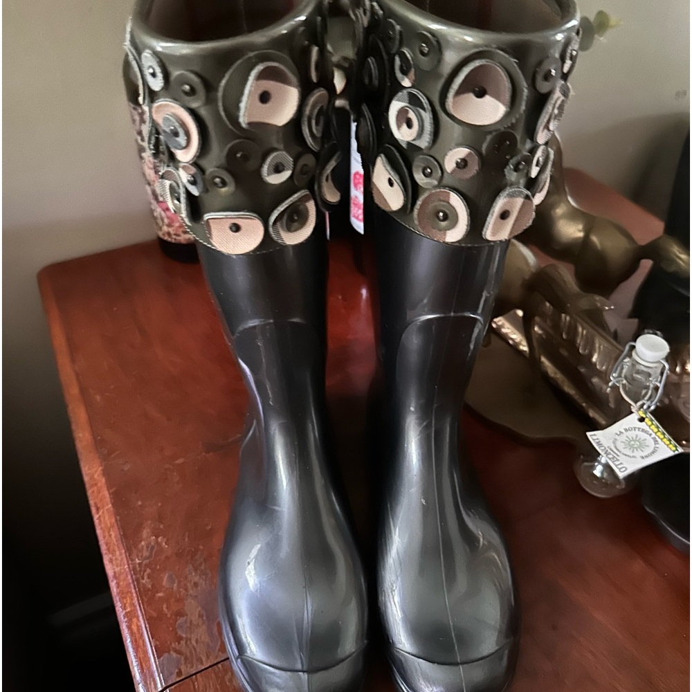 RARE!!!! BURBERRY Button Boots